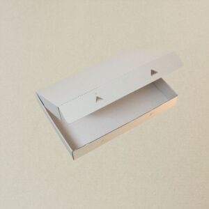 Boite blanche pour accueillir les plateaux traiteur.