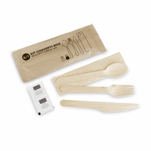 Kit de couvert en bois WAX avec fourchette, couteau, cuillère et sachet de sel et de poivre.