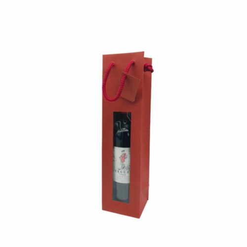Emballage pour une bouteille en kraft. Sac pour une bouteille de couleur rouge avec fenêtre et cordon