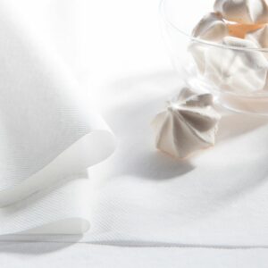 Chemin de table intissé blanc tête à tête prédécoupé