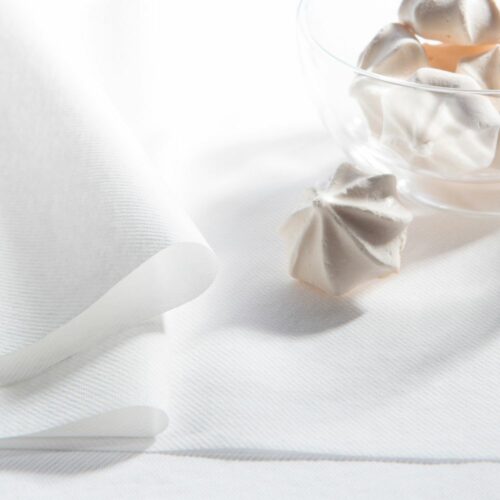 Chemin de table intissé blanc tête à tête prédécoupé