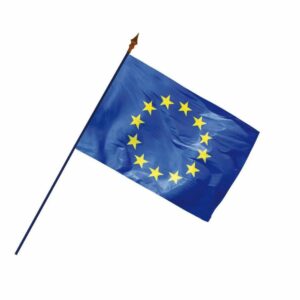Drapeau hampe en bois avec au bout une flamme en plastique teinté en bronze. Drapeau hampe Europe.