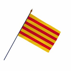 Drapeau hampe en bois avec au bout une flamme en plastique teinté en bronze. Drapeau hampe Catalan.